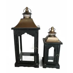 Lanternes carrées en métal noir et toit en bois