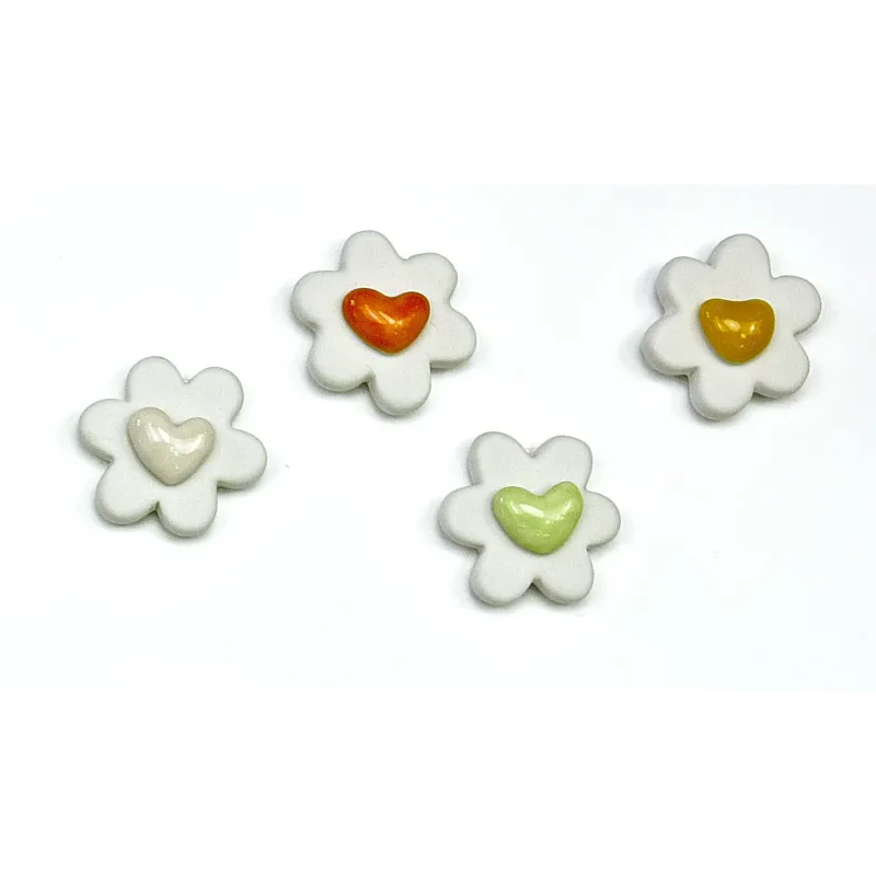 4 aimants de fleurs en porcelaine avec cœur de couleurs assorties | ChartaRè