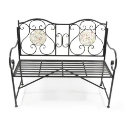 Svart metallbänk med blommig keramik.