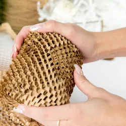 ¡Adiós plástico de burbujas! Bobina de papel de nido de abeja para un embalaje seguro. Detalle.