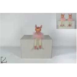 Sedící panenka s peřím