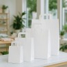 Shopper in carta kraft bianca con maniglia piatta,