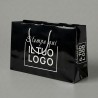 Shopper Premium Orizzontale in Carta Nera Plastificata Lucida con Stampa Personalizzata Bianca.
