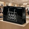 Shopper Premium Orizzontale in Carta Nera Plastificata Lucida con Stampa Personalizzata Bianca.