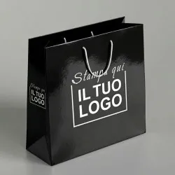 Shopper Premium Verticale in Carta Nera Plastificata Lucida con Stampa Personalizzata Bianca.