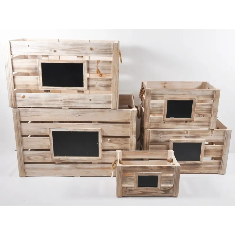 Caja de madera natural con pizarra
