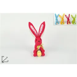 Peluche de lapin avec des œufs de couleurs assorties