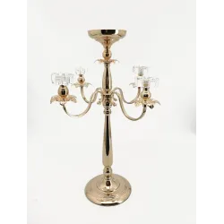 Candelabro de metal pulido