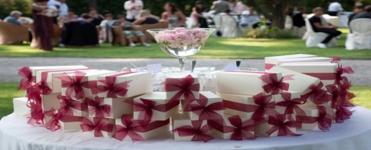 As raízes profundas e o significado duradouro das lembrancinhas de casamento: uma exploração histórica e cultural