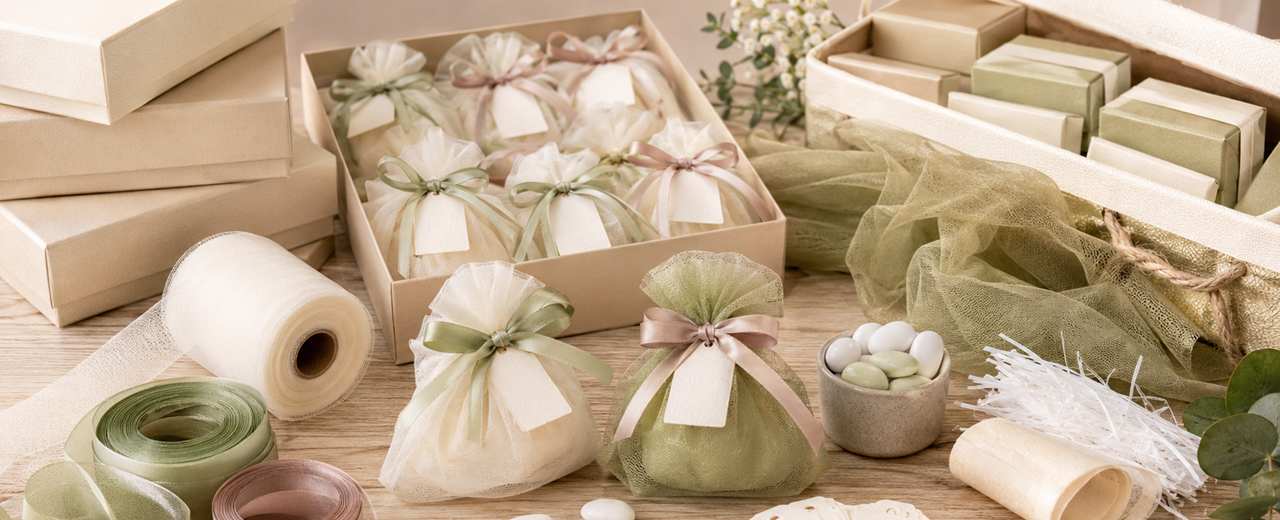 Packaging per bomboniere e cerimonie: scatole, tulle, nastri e confezioni coordinate.