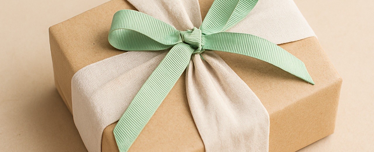 Mix & Match de texturas: combinando papel, tecidos e fitas para embalagens de férias